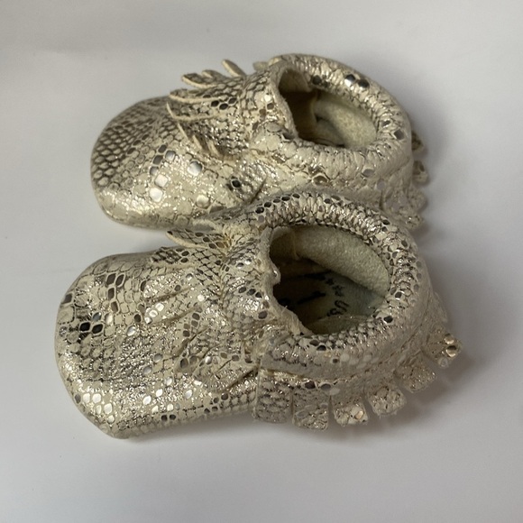 Freshly Picked Limited Edition Merci Soft Sole Moccasins Fringe Mocc Girl Silver - Picture 8 of 10